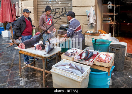 Costa Piscaria, die Straße täglich Markt in Catania Sizilien Italien. Frischer Fisch, Fleisch, Gemüse Stockfoto