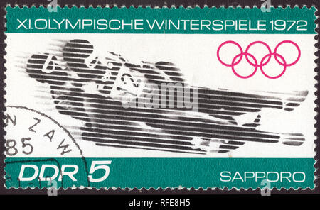 Ost Deutschland ca. 1972: Abgesagt Briefmarke in der DDR gedruckt, der Winter-olympischen Bobbahn Wettbewerb in Sapporo, Japan 1972, Cir Stockfoto