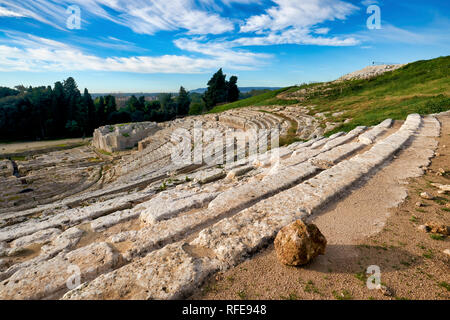 Das griechische Theater von Syrakus Sizilien Italien liegt am Südhang des Temenite Hügel, mit Blick auf die moderne Stadt Syrakus im Südosten Sici Stockfoto