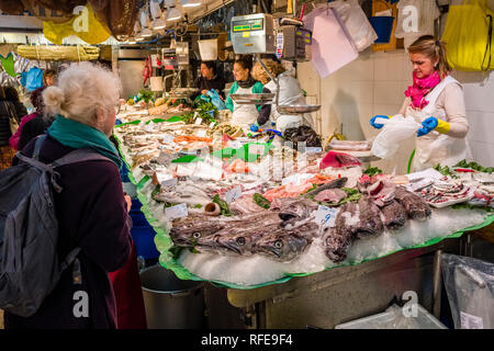 Verschiedene Sorten frischen Fisch sind innerhalb des Mercat de la Llibertat im Stadtteil Vila de Gràcia verkauft Stockfoto