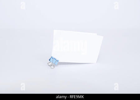 Bild der leere weiße Karte mit Büroklammer befestigen. Auf den weißen Hintergrund isoliert. Stockfoto
