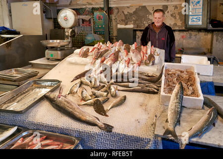 Costa Piscaria, die Straße täglich Markt in Catania Sizilien Italien. Frischer Fisch, Fleisch, Gemüse Stockfoto