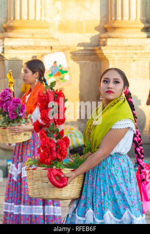 Lokale Frau im traditionellen Kostüm, Oaxaca, Mexiko Stockfoto