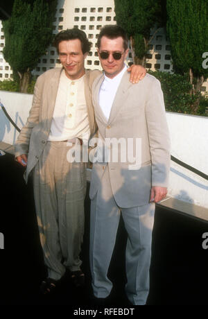 HOLLYWOOD, CA - 7. NOVEMBER: Schauspieler Michael Wincott und Schauspieler Gary Oldman besuchen "Die drei Musketiere" Hollywood Premiere am 7. November 1993 im Pacific Cinerama Dome in Hollywood, Kalifornien. Foto von Barry King/Alamy Stock Foto Stockfoto