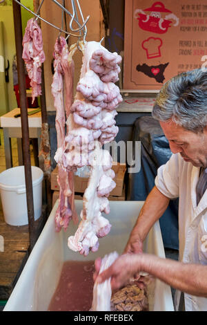 Costa Piscaria, die Straße täglich Markt in Catania Sizilien Italien. Frischer Fisch, Fleisch, Gemüse Stockfoto