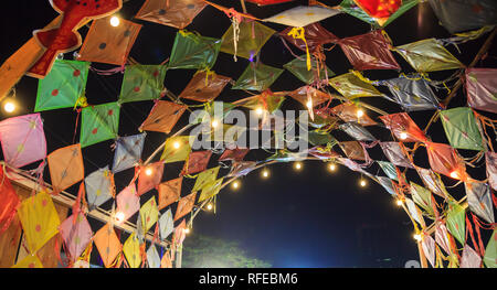 Bunte Traditionelle Thai Vintage Retro Kites Kuppel Decke in der asiatischen Kultur Kunst Festival in Thailand. Thailand Tourismus, thailändische kulturelle Reisen, Native Stockfoto