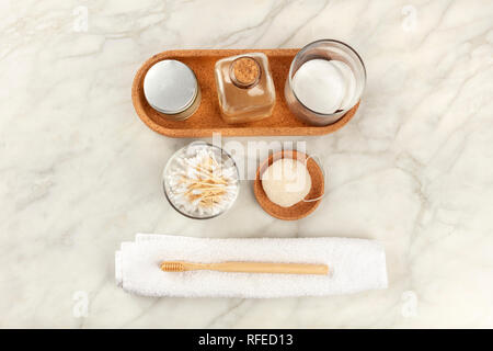 Ein Foto der nachhaltigen Pflegeprodukte. Hausgemachte Lotionen, Wattepads, Bambus Zahnbürste, natürliche Konjac schwamm, und biologisch abbaubare bamboo Baumwolle Stockfoto