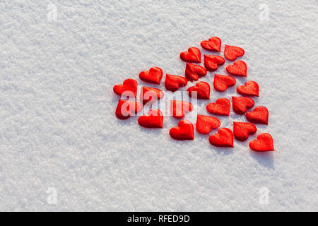 Roten Herzen auf glitzernden Schnee. Vilentine Thema des Tages. Liebe Symbol. Stockfoto