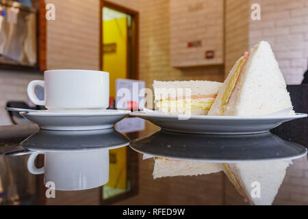 Nahaufnahme von einem Kaffee, Schinken und Ei Sandwich mit Reflexion, aßen in Macau Stockfoto