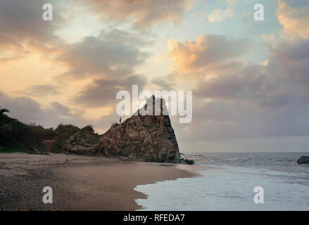 Die malerische Landschaft des Rock Mountain und sandigen Strand bei Sonnenuntergang entlang der Küste von Castilletes. Tayrona Park, Kolumbien. Sep 2018 Stockfoto