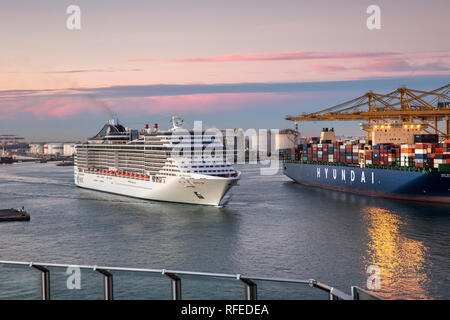 Spanien, Barcelona, Hafen, Hafen. Container Terminal. Kreuzfahrtschiff MSC Splendida. Dawn. Stockfoto