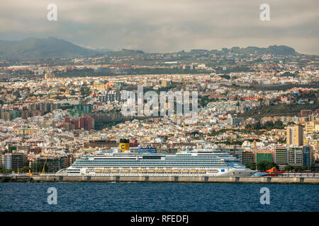 Spanien, Kanarische Inseln, Teneriffa, Santa Cruz de Tenerife. Kreuzfahrtschiff Costa Fascinosa. Stockfoto