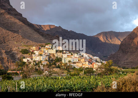 Spanien, Kanarische Inseln, La Gomera. Valle Gran Rey. Bananenplantagen und das Dorf La Calera. Stockfoto