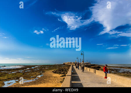 Cadiz, Spanien - Dez, 2018: Paseo Fernando Chinone Stein Weg zum Castillo de San Sebastian Stockfoto