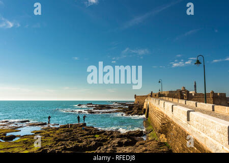 Cadiz, Spanien - Dez, 2018: Männer die Fischerei die Felsen des Paseo Fernando Chinone in Cádiz Stockfoto