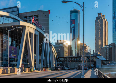 Downtown Atlanta, Georgia Sonnenaufgang von der State Farm Arena mit Super Bowl LIII supergraphics schmücken die ikonischen Westin Peachtree Plaza Tower. (USA) Stockfoto