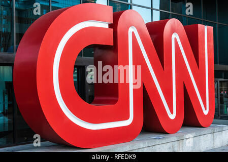 CNN Logo signage außerhalb des CNN Centers in Atlanta, Georgia, der weltweite Hauptsitz von CNN. (USA) Stockfoto