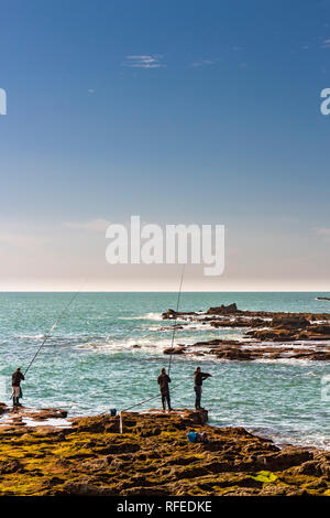 Cadiz, Spanien - Dez, 2018: Männer die Fischerei die Felsen des Paseo Fernando Chinone Stockfoto