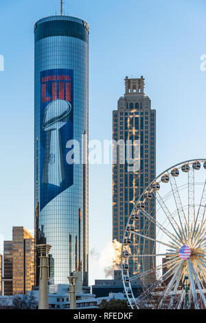 Downtown Atlanta, Georgia Sonnenaufgang mit Super Bowl LIII supergraphics schmücken die ikonischen Westin Peachtree Plaza Tower. (USA) Stockfoto