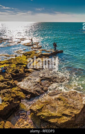 Cadiz, Spanien - Dez, 2018: Männer die Fischerei die Felsen des Paseo Fernando Chinone Stockfoto