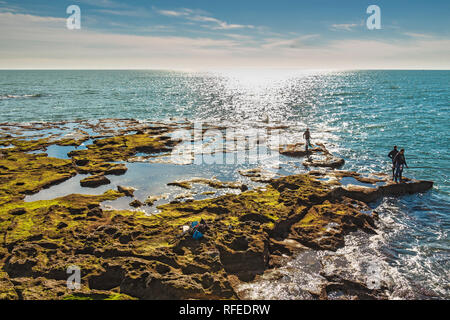 Cadiz, Spanien - Dez, 2018: Männer die Fischerei die Felsen des Paseo Fernando Chinone Stockfoto