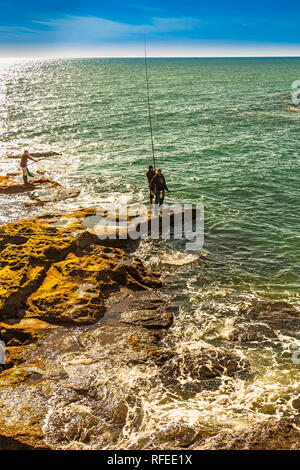 Cadiz, Spanien - Dez, 2018: Männer die Fischerei die Felsen des Paseo Fernando Chinone Stockfoto