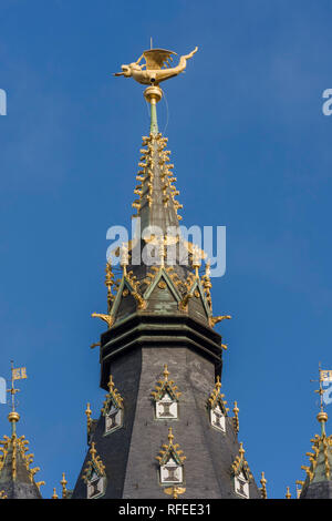 Dragon weather vane und der Oberseite der Glockenturm der mittelalterlichen Stadt Gent, Belgien Stockfoto