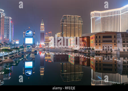 Macau, DEZ 24: Nachtansicht der berühmten Venezianischen Macau Casino mit schönen Reflexion am 24.Dezember, 2018 am Macau Stockfoto