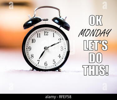 Inspirational motivation Zitat mit Vintage Retro Wecker Hintergrund. Ok Montag, lassen Sie uns dies tun. Ok Montag, es zu holen. Montag Motivation. Neue wee Stockfoto
