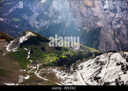 Schweiz, Alpen, Berner Oberland, Frühling. Murren, Blick auf Dorf und Weisse Lutschine Tal. Stockfoto