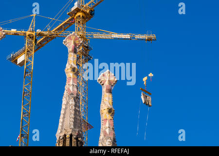 In Arbeit an der Kirche Sagrada Familia, Antoni Gaudis berühmtesten Arbeiten, immer noch im Bau und soll 2026 abgeschlossen werden Stockfoto