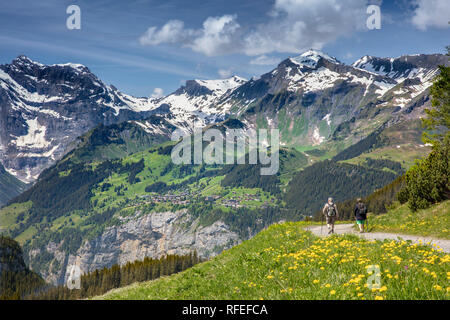 Schweiz, Alpen, Berner Oberland, Frühling. Grindelwald Kleine Scheidegg. Blick auf Weisse Lutschine Tal. Wanderer, Senior Paar. Stockfoto