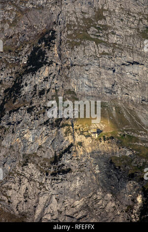 Schweiz, Alpen, Berner Oberland, Grindelwald, Frühling. Gleckstein Hütte (2317 m) auf Wetterhorn (3701 m). Stockfoto