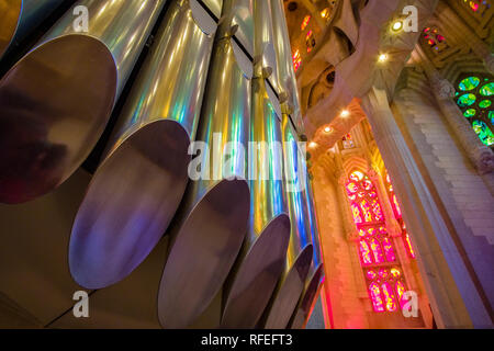 Orgelpfeifen und Licht im Inneren der Kirche Sagrada Familia, Antoni Gaudis berühmtesten Werk überschwemmt, noch im Bau, die 2026 abgeschlossen werden Stockfoto