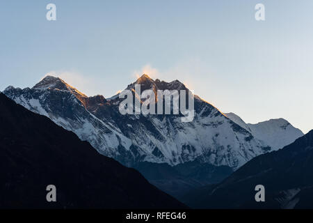 Sonnenaufgang über den Mount Everest und Lhotse, von Hotel Everest View, Namche Bazar, Sagarmatha, Nepal Stockfoto