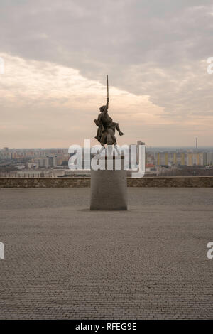 Die Statue des Königs svätopluk ich auf vorplatz vor der Burg von Bratislava Stockfoto