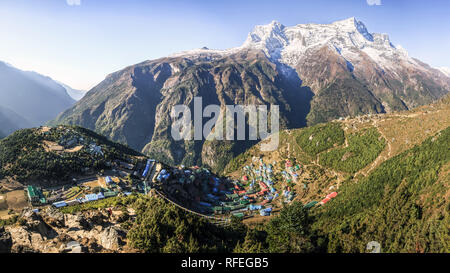 Panorama von Namche Bazar und die umliegenden Berge von oben, Sagarmatha, Nepal Stockfoto