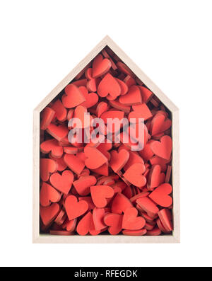Haus voller Liebe Konzept. Holz- Haus mit vielen roten Herzen auf weißem Hintergrund Stockfoto