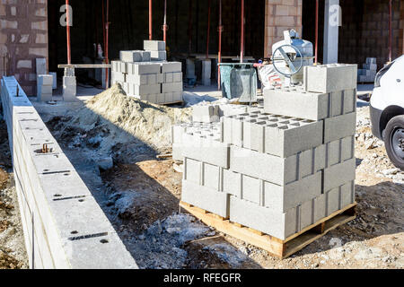 Betonsteine auf Paletten im Freien vor der Ein freistehendes Haus im Bau gestapelt in den Vororten von Paris, Frankreich. Stockfoto