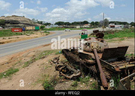 Afrika ANGOLA, Wrack des alten sowjetischen russischen Kampfpanzers T-54 aus dem Bürgerkrieg zwischen MPLA und UNITA von 1975 -2002 an der Straßenüberquerung in Quibala Stockfoto