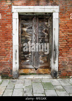 Alte riuned Holztür Stockfoto