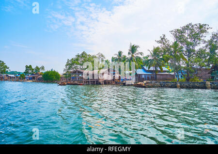 Typische burmesische Fischerdorf mit Pfahlbauten, angelegte Boote und schwimmende Bauernhöfe auf Kangy Fluss, Chaung Tha Zone, Myanmar. Stockfoto