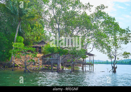 Das alte Haus auf dem Hügel und Skelett der Fischerei Nipa Hut auf Kangy Fluss, Chaung Tha Zone, Myanmar. Stockfoto