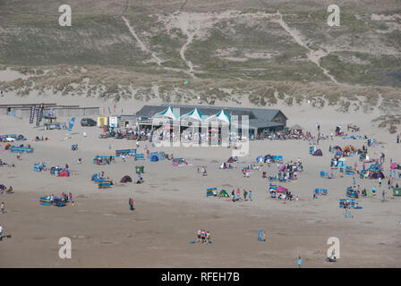 Perranporth Strand, das Wasserloch Pub. Stockfoto