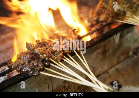 Swp, Singapur: Lau Pa Sat, Alter Markt, Food Center. Central Business District, Robinson. Nächtliche open air Satay Grill Stockfoto