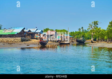 Chaung Tha Dorf liegt zwischen der Bucht von Bengalen und Kangy River gelegen, so dass die Fischerboote in den Hafen steht auf dem Boden, auf die Ebbe in Ba Stockfoto