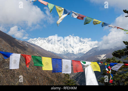 Der Mount Everest und Lhotse durch tibetisch-buddhistische Gebetsfahnen von Tengboche, Sagarmatha, Nepal gesehen Stockfoto