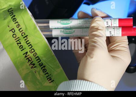 DEU, Deutschland, Düsseldorf: Polizei NRW, Bundesamt für Polizei, technische crime investigation Service. Die DNA-Analyse im Labor. | Stockfoto