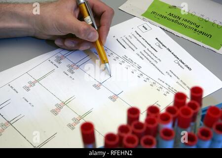 DEU, Deutschland, Düsseldorf: Polizei NRW, Bundesamt für Polizei, technische crime investigation Service. Die DNA-Analyse im Labor. | Stockfoto