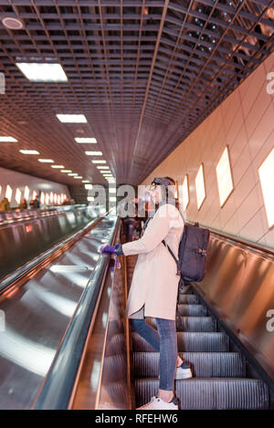 Schöne Frau nutzt Rolltreppe Marmaray Zug in der Nähe der U-Bahn U-Bahn, Istanbul, Türkei. Stockfoto